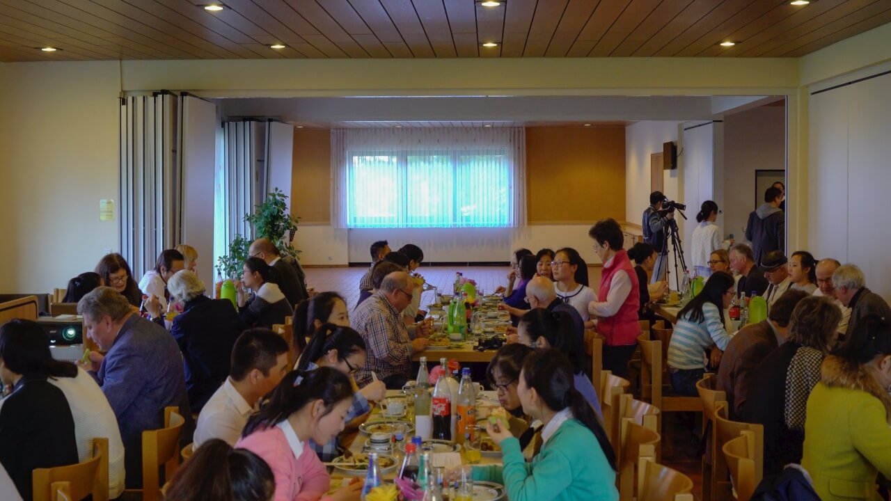 现场嘉宾与基督徒们正在品尝中国美食（图：王芳、雨涵）