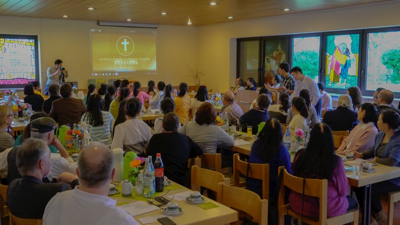 现场嘉宾正在聚精会神的观看中国基督徒制作的短片（图：王芳、雨涵）