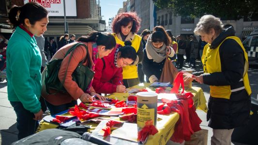 来自中国的基督徒在“自由的红丝带”上签名（图：方正）
