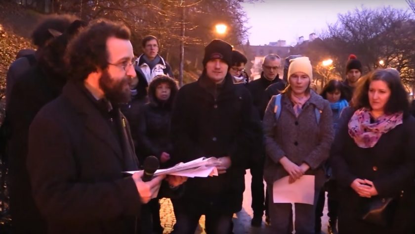 福音派Mikuláš Vymětal牧师向参与者介绍祈祷会内容(图片来源:Youtube资料画面)