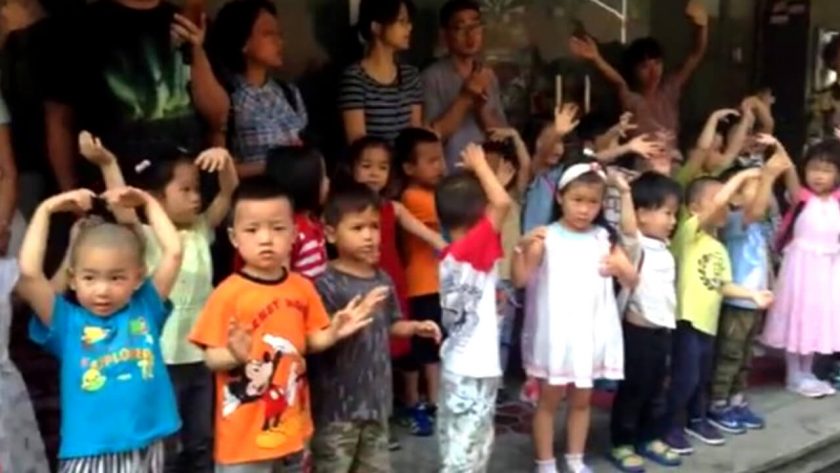 厦门巡司顶教会创办的一所幼儿园被责令关闭，幼儿家长在校门口祷告。（志愿者提供/记者乔龙）