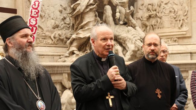 维也纳红衣主教克里斯托夫· 施波恩发表讲话（中间）