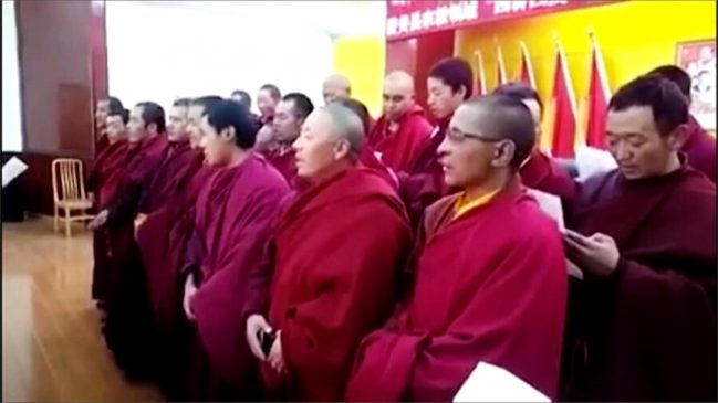 藏区僧人被迫在台上唱红歌（视频截图/受访人早前提供）