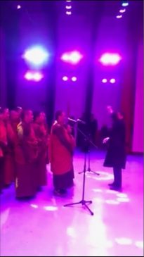 藏区僧人被迫在台上唱红歌（视频截图/受访人早前提供）