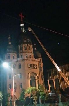 拆车吊臂于8月14日凌晨靠近救恩堂十架一刻。(网络图片)
