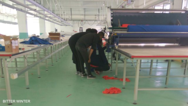 “学校”还是监狱？——《寒冬》独家曝光关押维吾尔人的教育转化营（组图、视频）