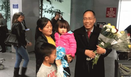 中国人权人士赵常青2018年12月17日在旧金山机场与亲人团聚（公民力量照片）