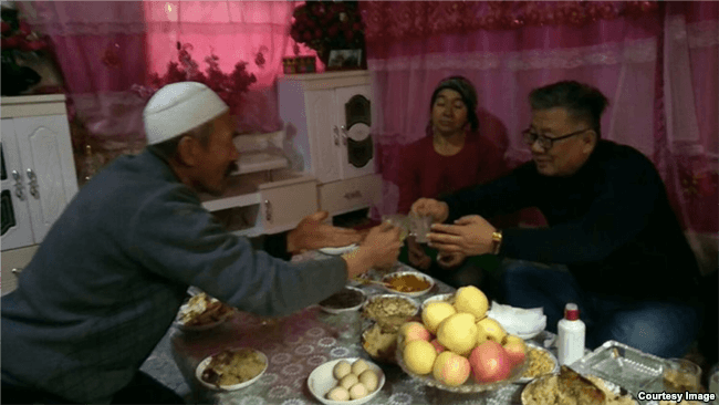 让维吾尔人抽烟和喝酒是一项忠诚度测试(白道仁提供）