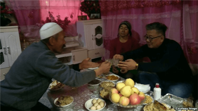 让维吾尔人抽烟和喝酒是一项忠诚度测试(白道仁提供)