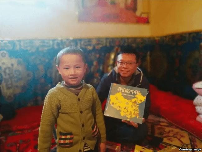 汉人“大哥哥”给维吾尔儿童送来图书《我们的中国》