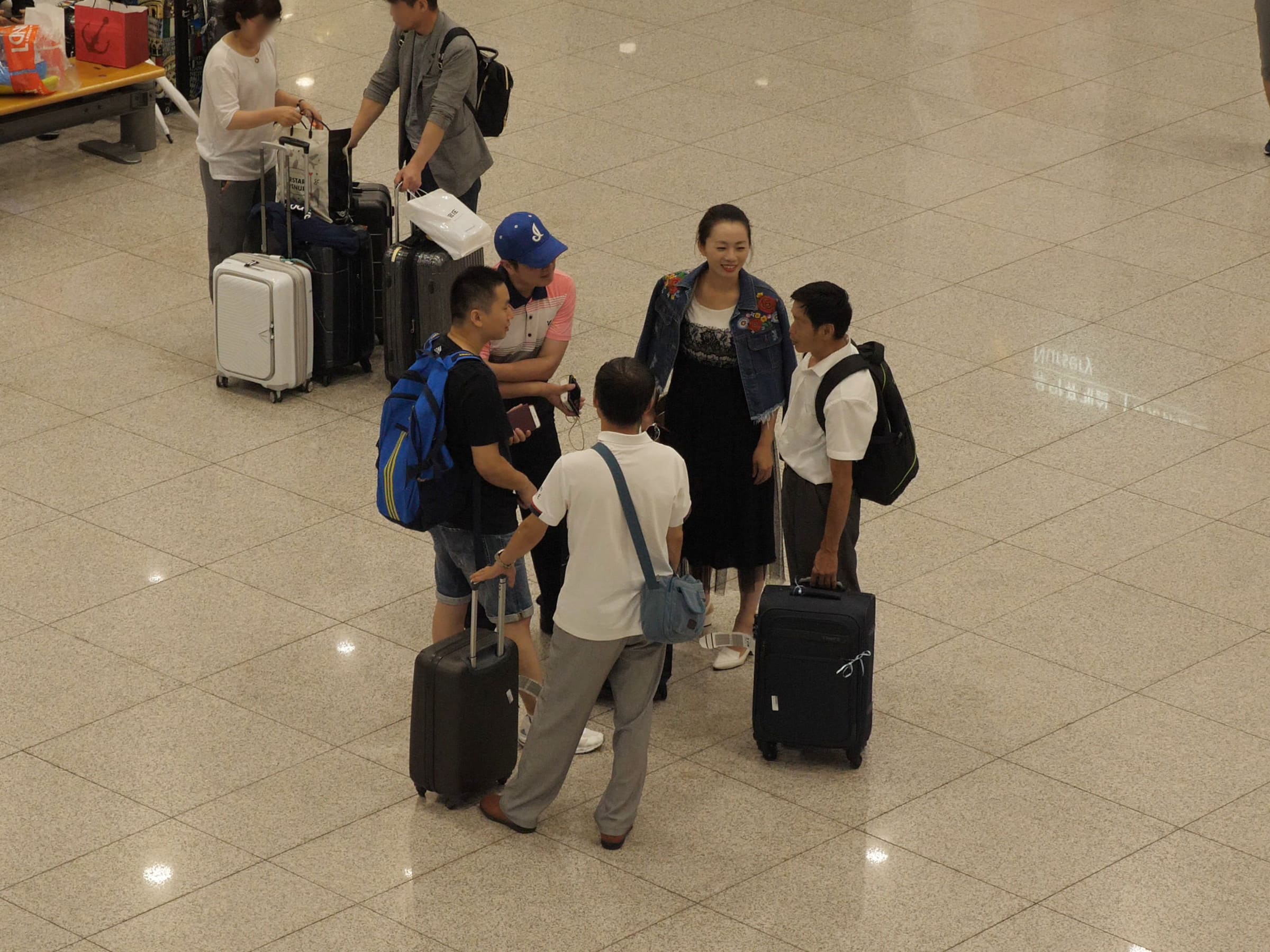 图片：贾志刚夫妻去机场接亲属（图：知情人提供）