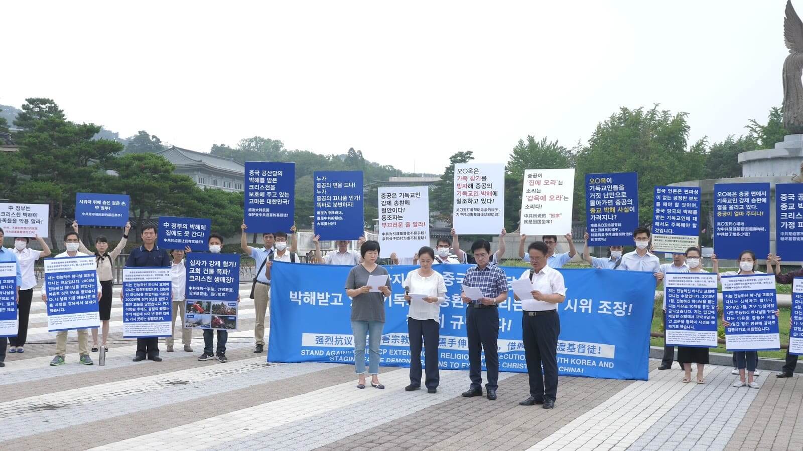 四名韩国的全能神教会基督徒在广场前发言