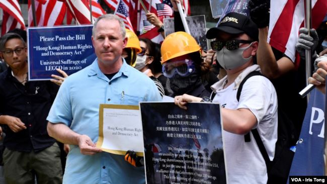 香港抗议者举着星条旗在美国驻港总领事馆前集会，要求美国支持香港民主。领事馆派代表接收游行人士的请愿信及联署宣言。 (2019年9月8日）