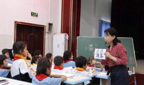 新疆某小学一名老师正在教汉语