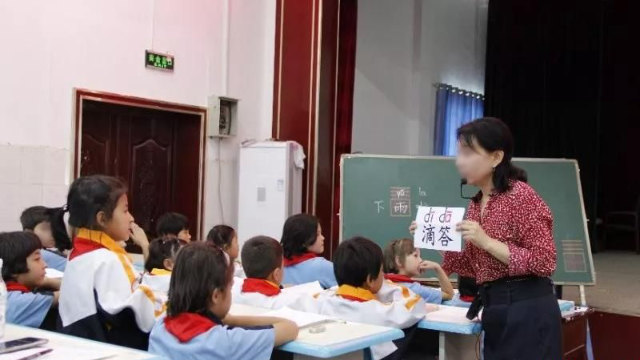 新疆某小学一名老师正在教汉语