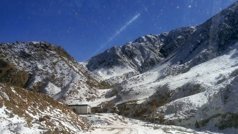 阿克苏通往吉尔吉斯斯坦的边境公路，沿途不准拍照，每十公里一个检查站
