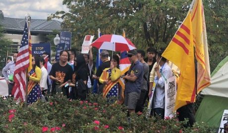 2019年9月29号，在中国驻美国首都华盛顿的大使馆门前，举行了“反对赤纳粹、声援自由香港集会”