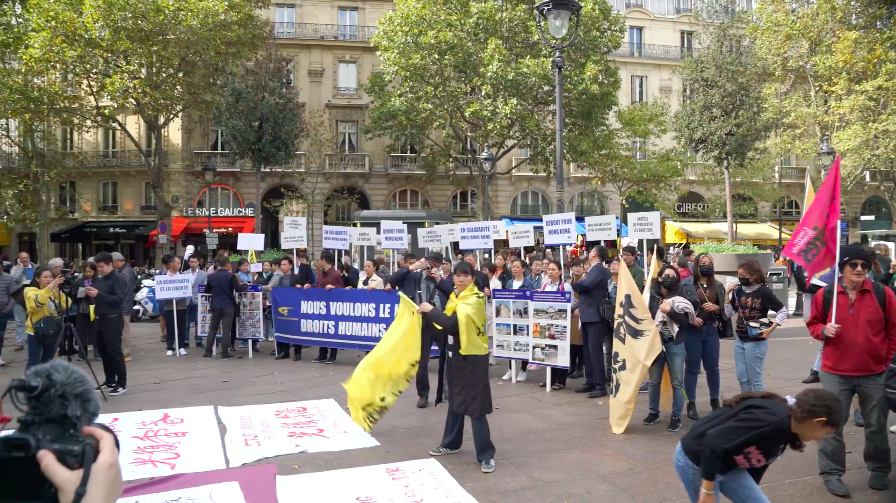 巴黎圣米歇尔广场“共抗极权”示威活动现场