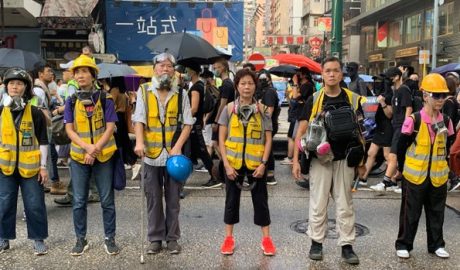 香港“守护孩子” 长者义工站成人墙，保护示威者游行，避免警方采取升高紧张的行动。(记者郑崇生摄) Photo: RFA