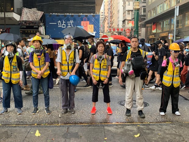 香港“守护孩子” 长者义工站成人墙，保护示威者游行，避免警方采取升高紧张的行动。(记者郑崇生摄)  Photo: RFA