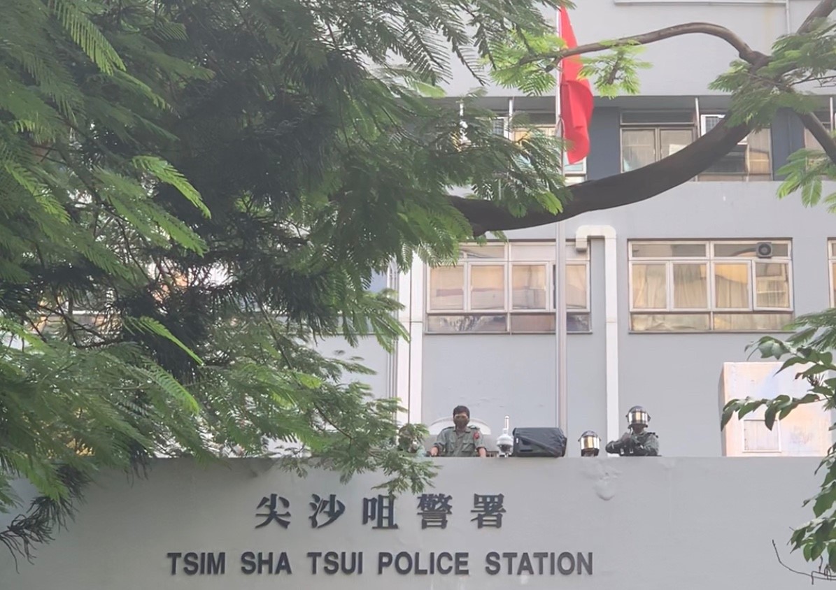 示威民众行经尖沙咀警署前