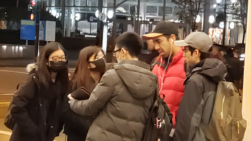华裔学生在温哥华街头向路人说明香港现状