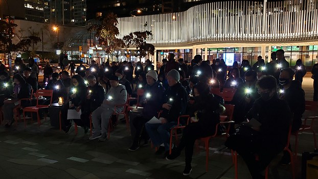 加拿大温哥华美术馆前的烛光晚会悼念香港不幸死亡的反送中人士