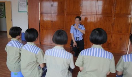 一名女狱警对女服刑人员进行洗脑教育
