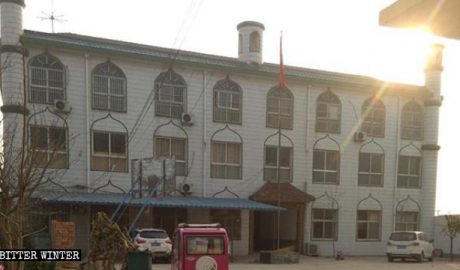 中沙海阿拉伯语学校的牌匾和月牙标志被拆后