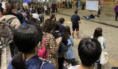 多名民主派区议员在将军澳宝琳地铁站出口的空地，举行6-12事件9个月纪念日《抗暴之年》纪录片地区放映会。