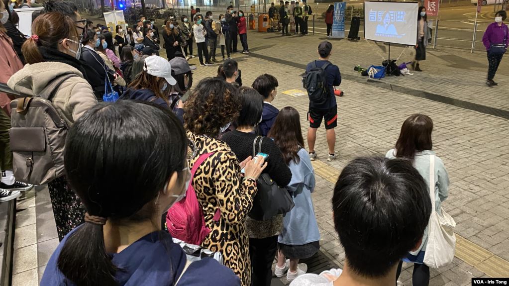 多名民主派区议员在将军澳宝琳地铁站出口的空地,举行6-12事件9个月纪念日《抗暴之年》纪录片地区放映会。