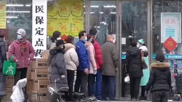 2020年冠状病毒爆发期间，中国武汉市民在药店外排队