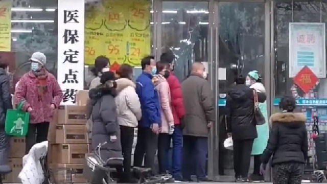 2020年冠状病毒爆发期间,中国武汉市民在药店外排队