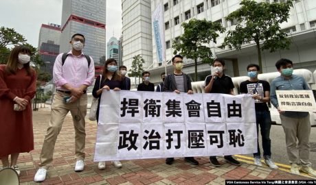 多名民主党成员到中区警署外，声援被警方拘捕的民主派人士。