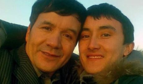 新疆媒体人迪力夏提和他的儿子