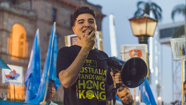 昆士兰大学学生帕夫洛（Drew Pavlov）是活跃的人权行动者，早前声援香港、维吾尔人、藏人，及批评中共对大学渗透，日前校方以违纪为由对其发起开除程序。