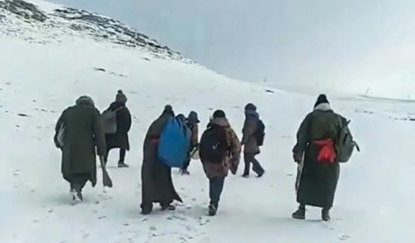 甘肃藏区牧民家长陪子女到山顶搜寻信号上“网课”