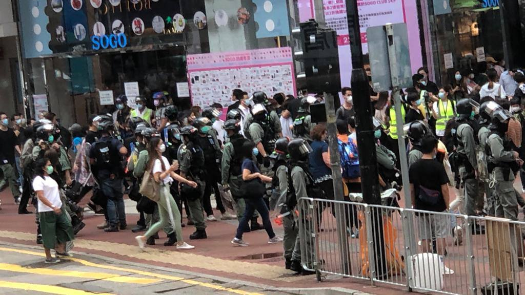 27日,部分港民在铜锣湾二度抗议国安法