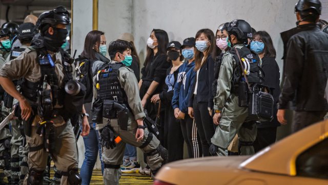 武汉肺炎未结束,港警再捕示威者
