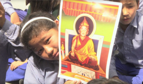 资料照片--印度达兰萨拉流亡藏人社区的孩子们为十一世班禅根敦确吉尼玛庆祝生日。