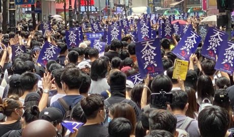 大批参与5-24港岛区反恶法游行的市民高举”天灭中共”的标语。