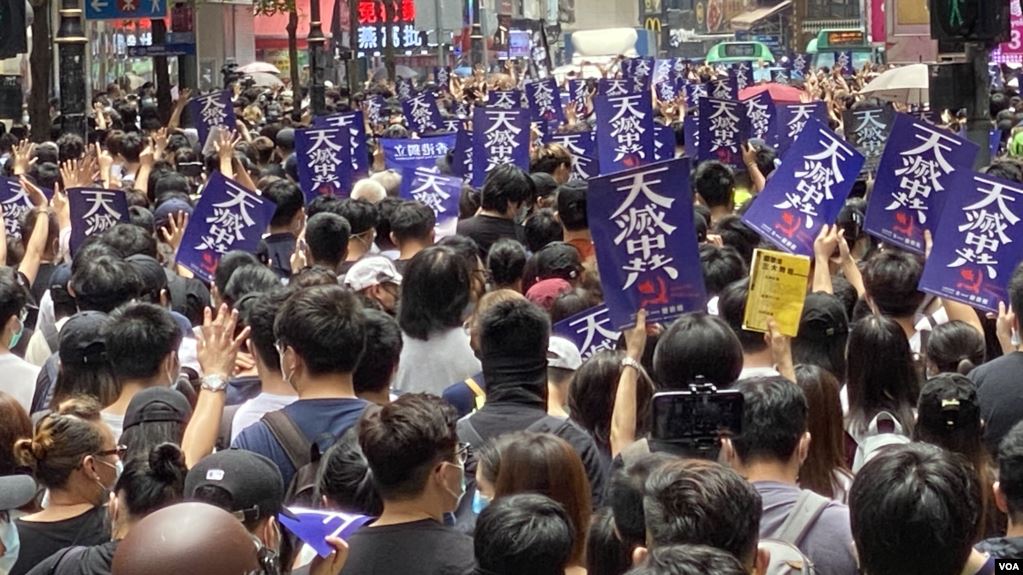 大批参与5-24港岛区反恶法游行的市民高举”天灭中共”的标语。
