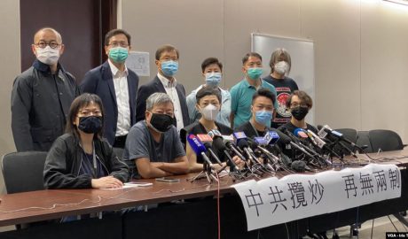 香港民主派立法会议员及民间团体5月22日召开联合记者会，批评中国人大审议港版中国国家安全法，香港形同一国一制。