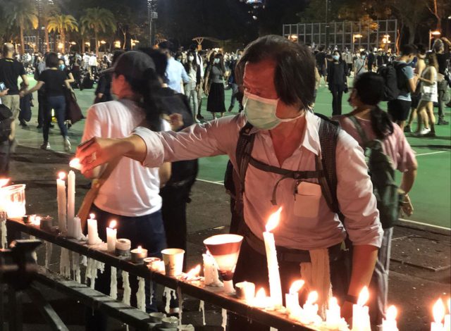 2020年6月4日，武汉肺炎疫情下， 仍有大批香港人到维园出席六四烛光晚会。