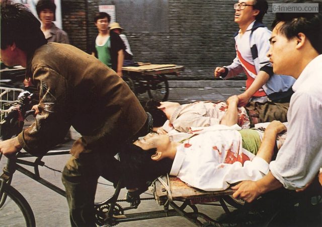 六四中共屠杀抗议学生及群众，图为三轮车运送伤员