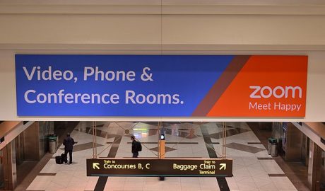 于美国丹佛国际机场展示的Zoom广告