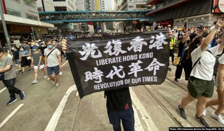 7月1日港版国安法实施第一日，数以万计香港人聚集在铜锣湾上街游行，有人高举被当局批评有港独含意的反送中运动旗帜