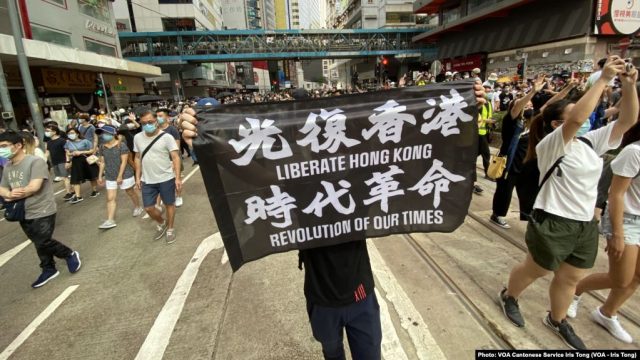 7月1日港版国安法实施第一日，数以万计香港人聚集在铜锣湾上街游行，有人高举被当局批评有港独含意的反送中运动旗帜