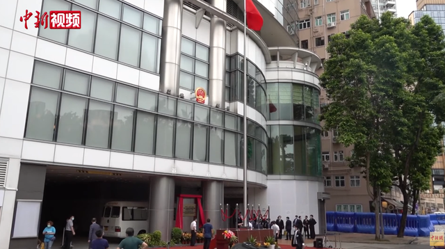 酒店外墙挂上中华人民共和国国徽，前门设置旗杆台
