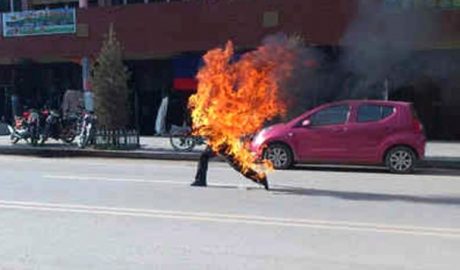 西藏东部发生明显的自焚抗议事件，一名藏民在自焚。